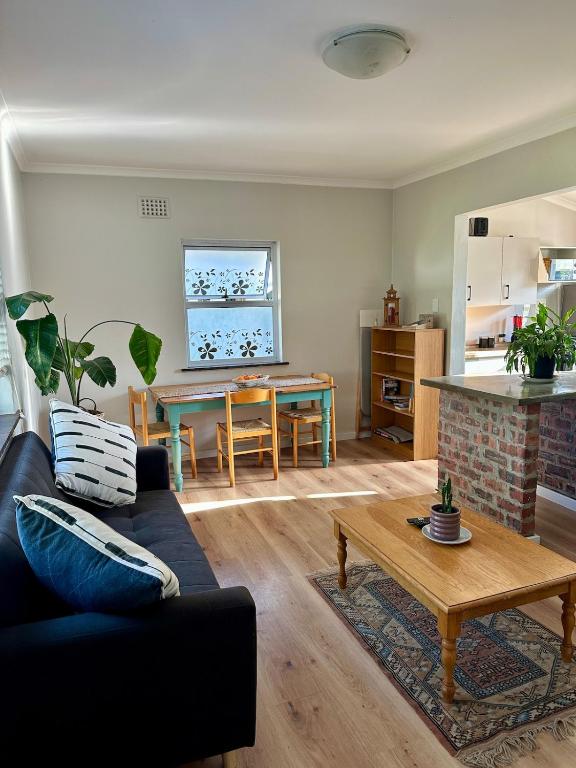 Spacious cottage with a private garden - B&B Somerset West