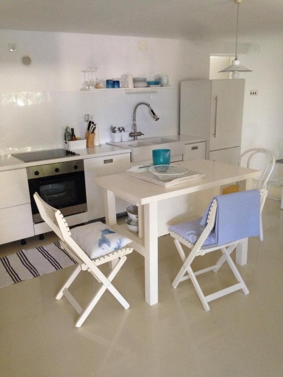 White Apartment Krk With Private Garden - B&B Krk