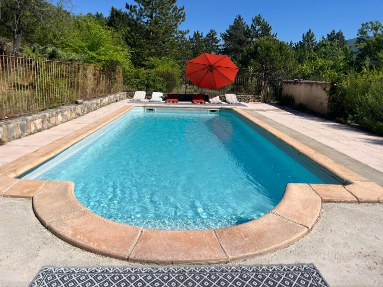 La Conque - Maison atypique en pleine nature face au Luberon - B&B Saint-Martin-de-Castillon