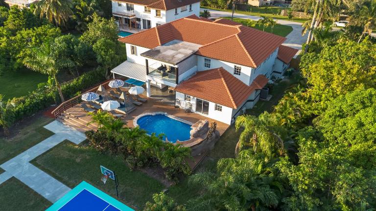 Glam Manor Exclusive Mansion w Spa, Waterslide - Bed and Breakfast Sunrise