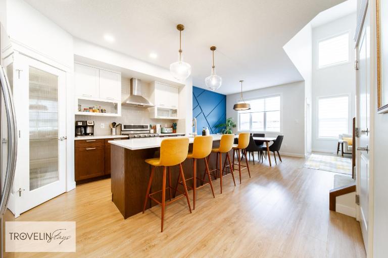Group Oasis near West Edmonton Mall with Hot Tub, 3 Lounges & Fire Table - Bed and Breakfast Edmonton