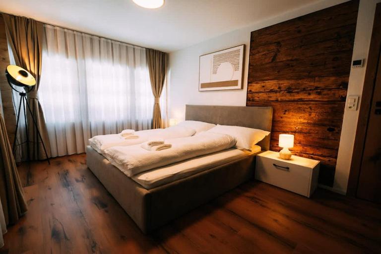 Alpina Four - Charming Apartment Prime Location - B&B Brienz