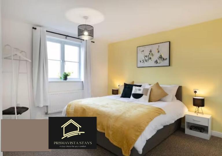 Spacious 4BR Lincoln House - Contractor & Corporate Stay - Free Parking - Free Wi-fi - Bed and Breakfast Lincoln