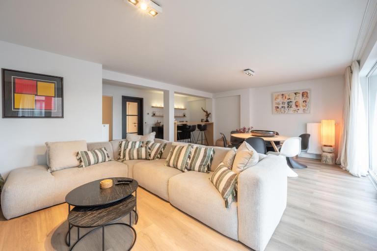 Stylish 2-Bedroom Apartment with Private Garage - Bed and Breakfast Knokke-Heist