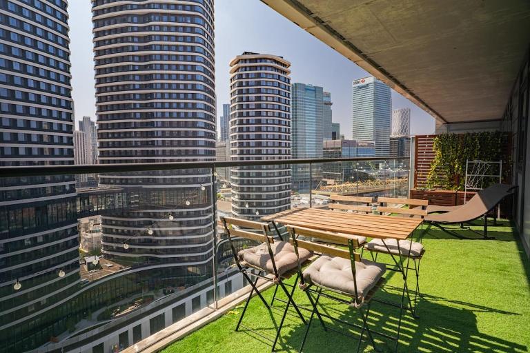 Canary Wharf Skyline Stay 2BR w Massive Balcony - B&B London