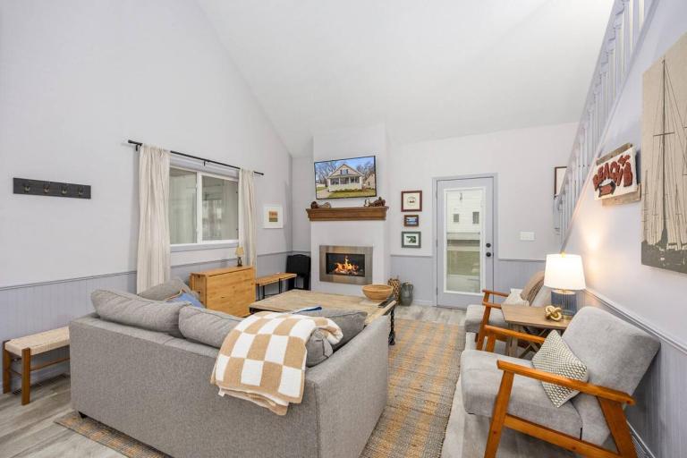 Private Beach + Walk to Spring Lake (Sleeps 6) - Bed and Breakfast Spring Lake