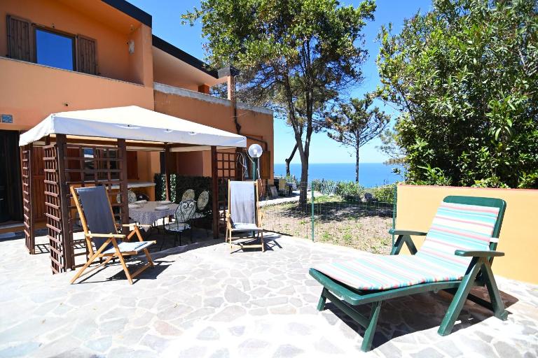 Casa degli Oleandri Vista Mare - B&B Magomadas