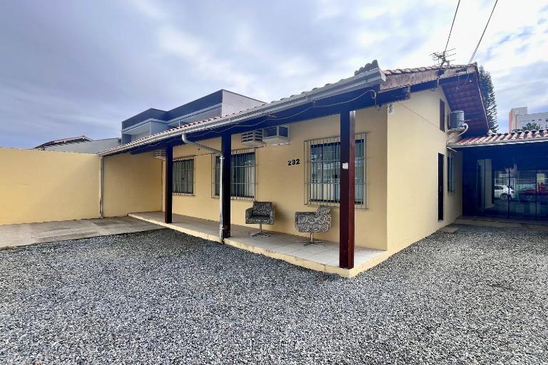 Casa 230m Praia | 4 Quartos | Ar+Wi-Fi |12pessoas| - B&B Navegantes