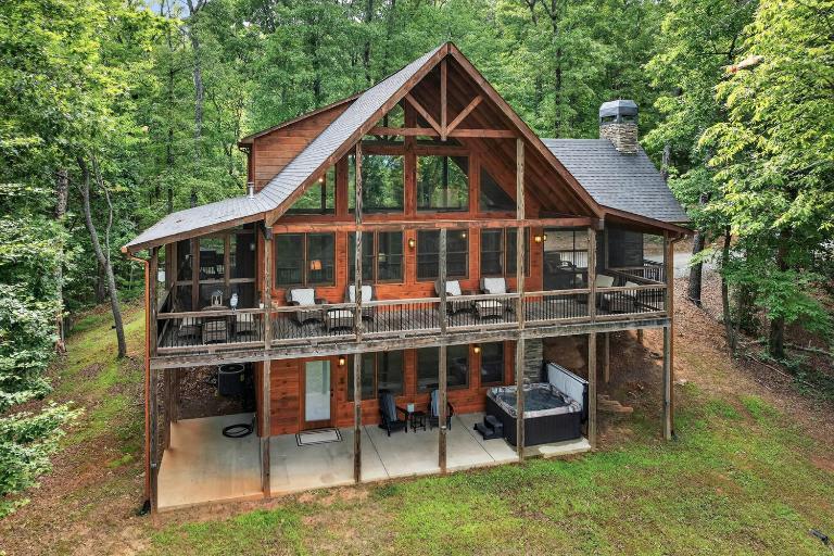 Luxury Mineral Bluff Cabin with Deck & Hot Tub! - Ferienwohnung Mineral Bluff