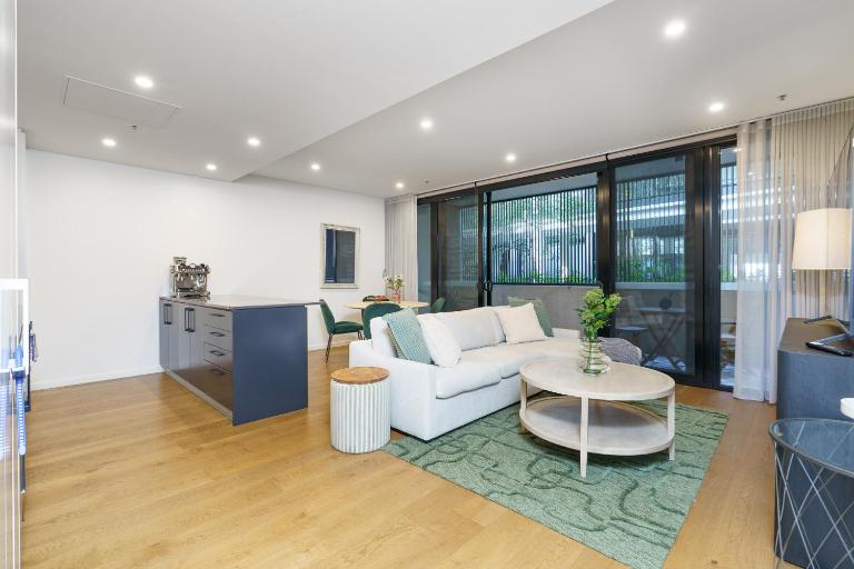 Scandi Apartment Above Kingston Dining, Balconies - Hosted by Canstay - Bed and Breakfast Kingston
