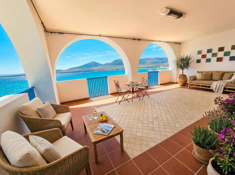 Villa Horizon with Jacuzzi and Infinite View over the Bay of Nymphs - Bed and Breakfast Porto Conte Torre Nuova