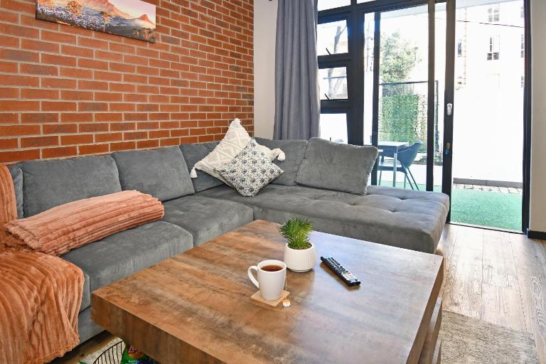 Modern Executive Brick Loft - Steps to Rosebank Mall ,The Zone and Gautrain Station-Self Check In - B&B Johannesburg
