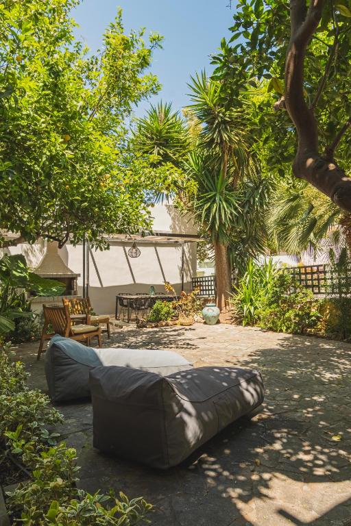 Joyful Secret Garden Residence Downtown by 8essentially - B&B La Canea