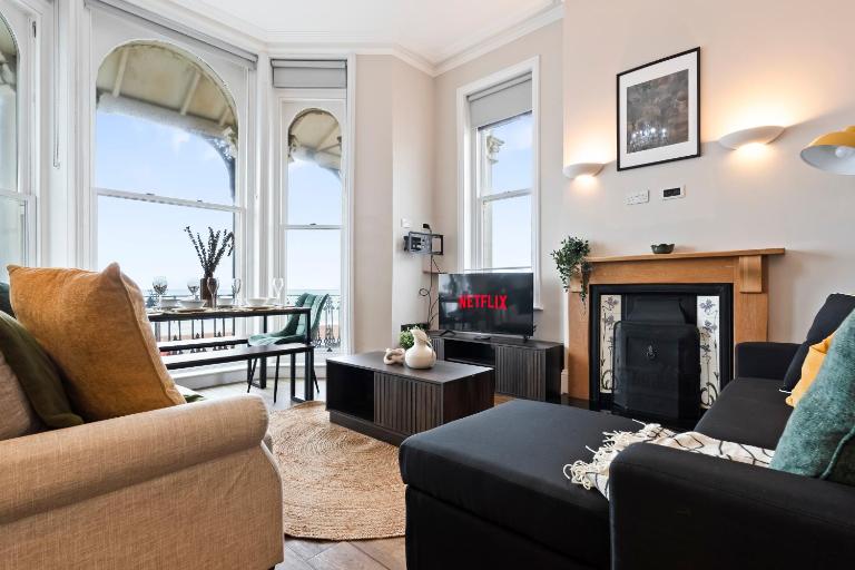 Modern 2 Bedroom Abode - Sea Views - Balcony - Chambres d'hôtes Worthing
