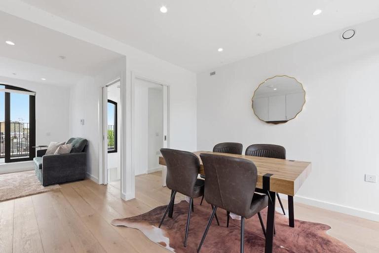 Modern 1-Bedroom Apartment with Balcony Views - B&B Londra