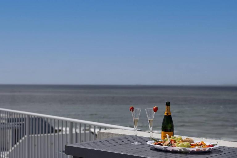 Coastal Comfort with Ocean Views from Shared Rooftop and Separate Pool - B&B Caloundra