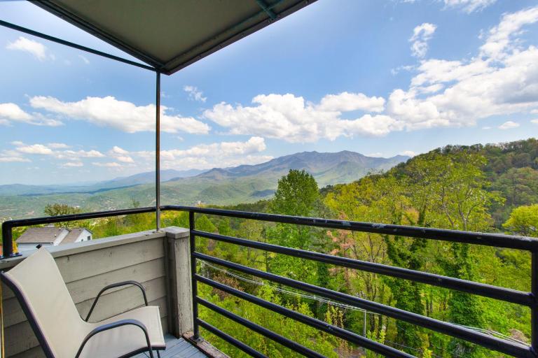 Skyfield Suites | Hot tub & Pool Access - B&B Gatlinburg