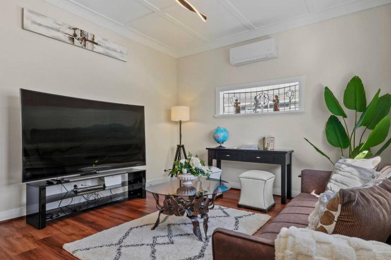 Family Comfort with Aircon, Backyard and Parking - B&B Auckland