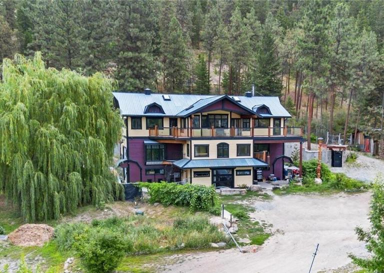 Lakefront Grand Lodge - B&B Kelowna