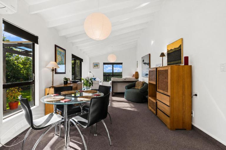 The Village Apartment, just steps to the Village shops, bars and restaurants - B&B Havelock North