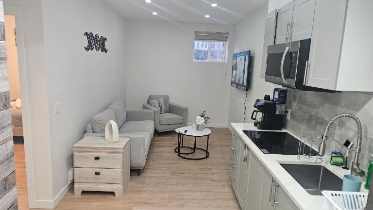 Sparkling 2 Bedroom Basement Suit with a Separate Entrance NW Calgary near airport - Bed and Breakfast Calgary