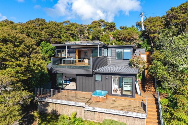 Hekerua Heights with Hot Tub and Seaviews - B&B Oneroa