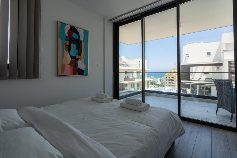 Coastal 2BR Sea View Near Mackenzie Beach Larnaca - Bed and Breakfast Larnaca