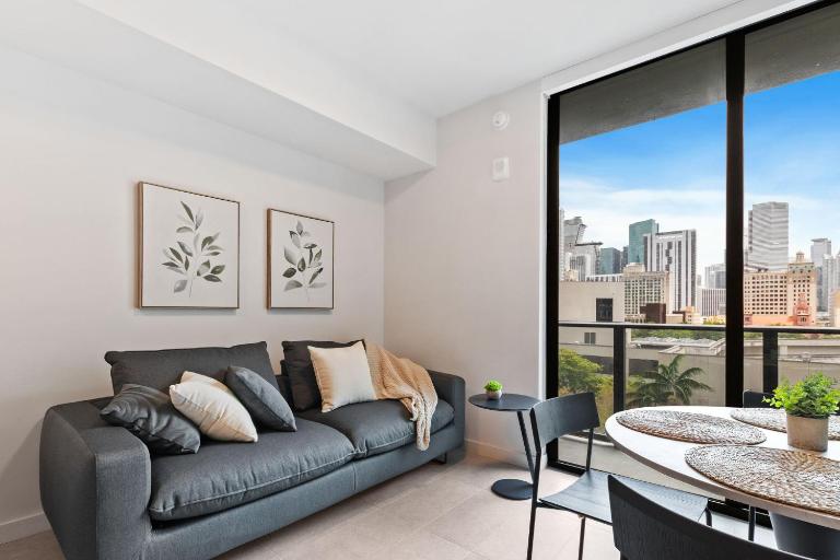 Chic Studio with Balcony - 501 First Downtown - B&B Miami