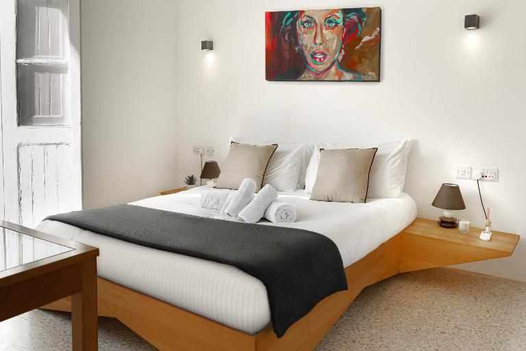 Valletta Old Town 2BR with Balcony by Aureum - Chambres d'hôtes La Valette