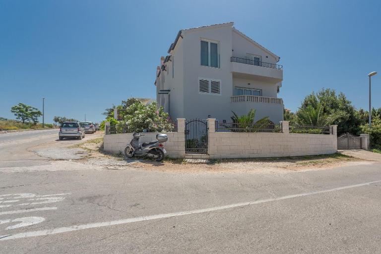 Black and White Spacious Apartment - Ferienwohnung Hvar