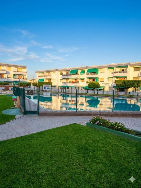 Apartamento con terraza, piscina y pista deportiva - B&B Almería