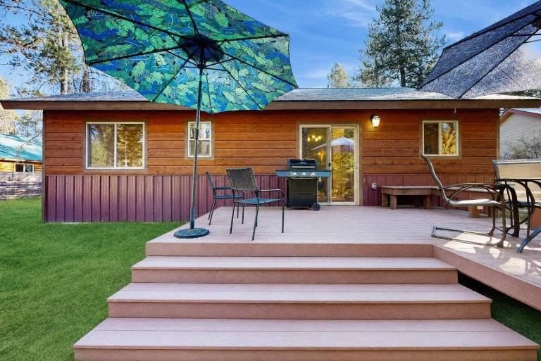 Pet-Friendly Cabin Fenced Yard Near Lake - B&B Donnelly