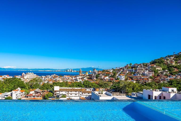 Modern condo with rooftop pool, gym, & private W/D - B&B Puerto Vallarta