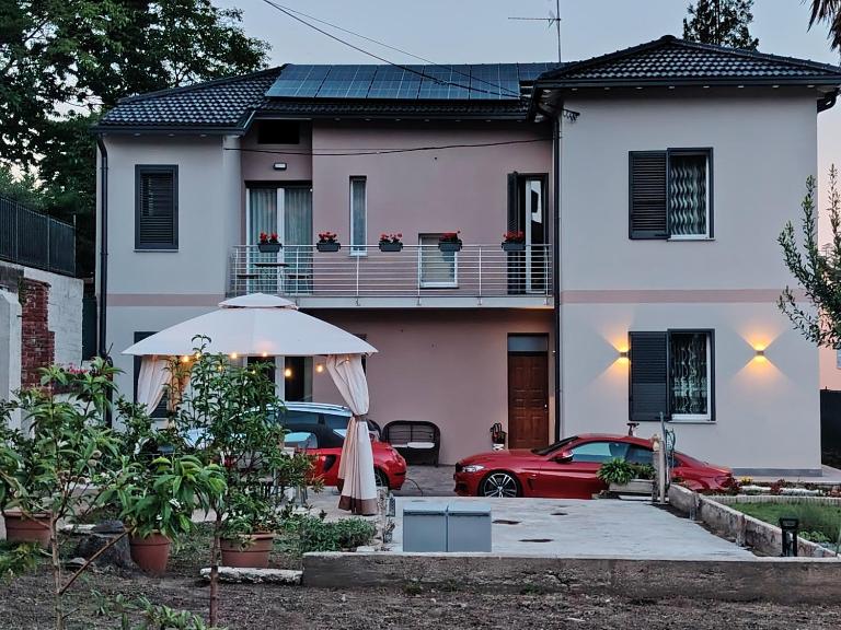 Holiday Home Varese- Family & Group stay with private parking - B&B Varese
