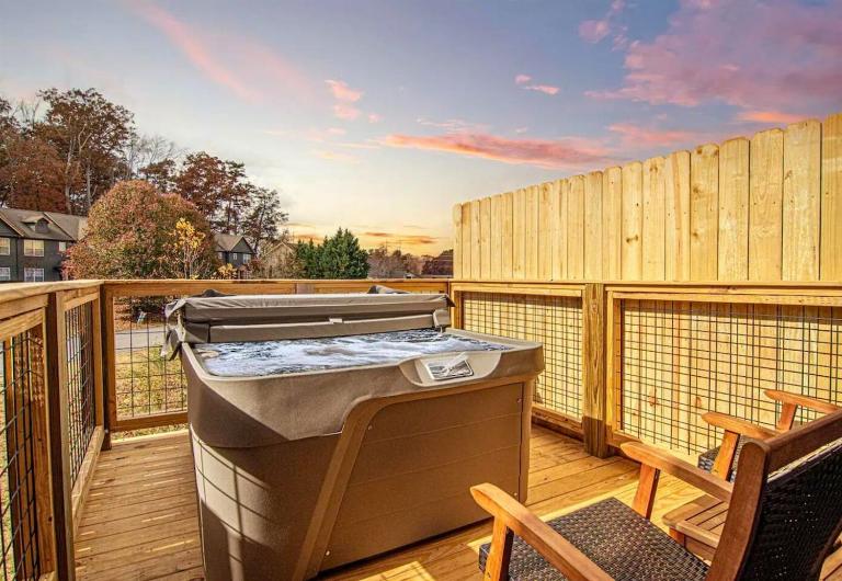Willow Trace- Cute Condo, Hot Tub, Minutes to Pigeon Forge! - Ferienwohnung Pigeon Forge