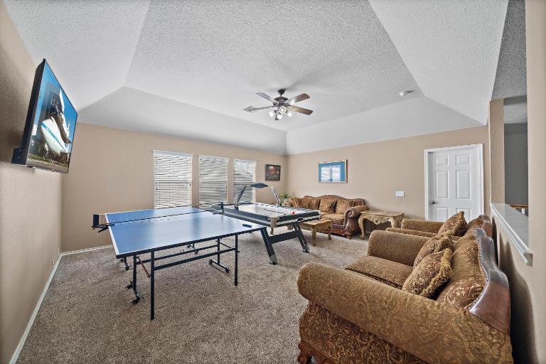 Katy Retreat BBQ Yard Game Room Sleeps 16 - Bed and Breakfast Houston