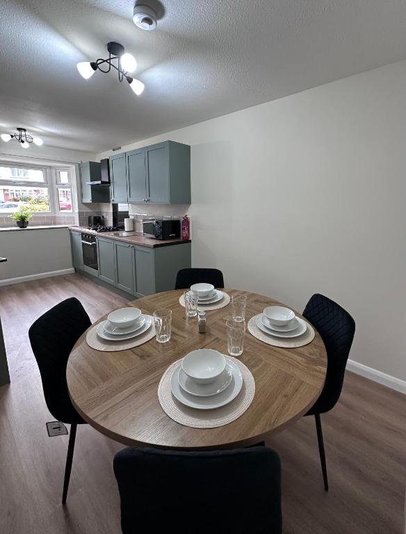 Modern 3 Bed , Contractors & Families , Driveway - B&B Netherton