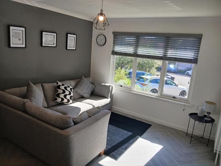 Westwood cottage is stylish 2 bed bungalow in central Hamilton with great transport links - Bed and Breakfast Hamilton