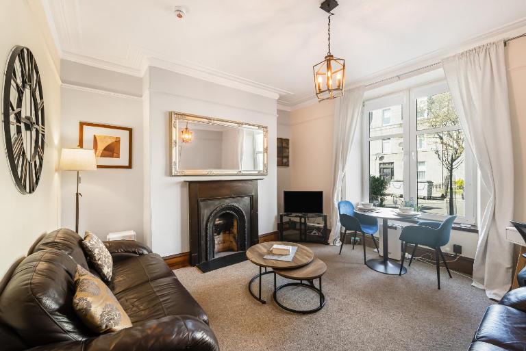 SUMMIT Apartment - Cozy Aberdeen West End Flat Prime Location - Perfect for Short or Long stay - 1 bedroom - B&B Aberdeen