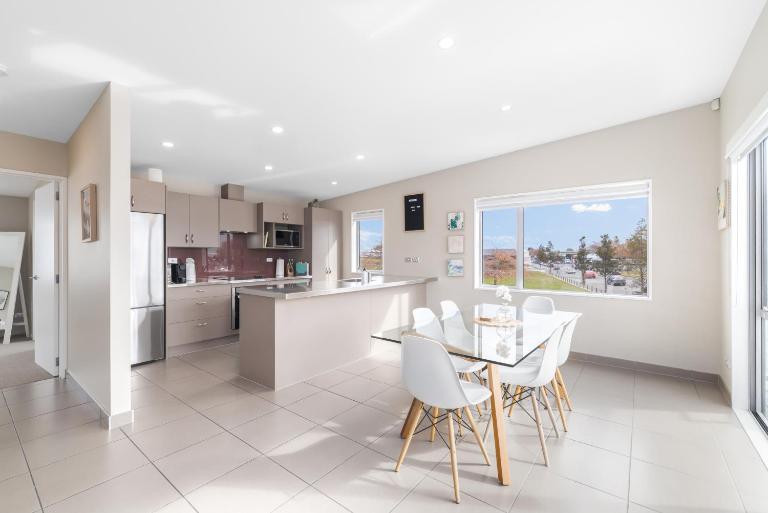 Townhouse close to CBD with onsite parking and garaging - B&B Christchurch