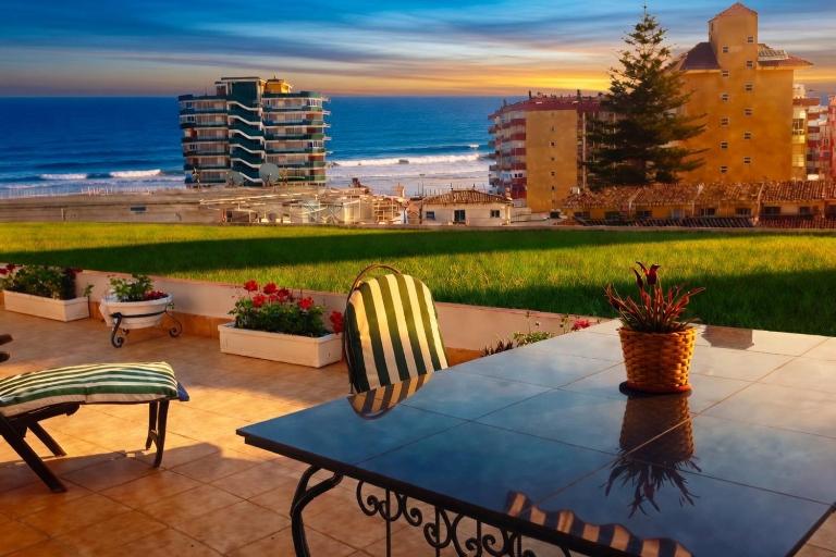 Sun-Drenched, Sea-View Apartment with Giant Patio! - B&B Fuengirola