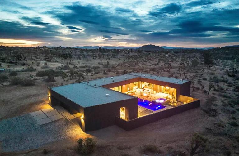 Black C House Modern w pool spa - B&B Yucca Valley