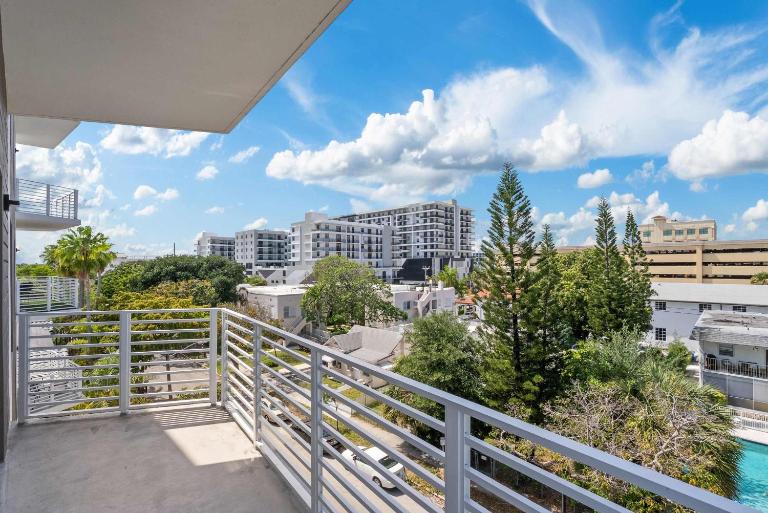NEW Modern Condo FREE Parking & High Speed Wifi - B&B Hollywood