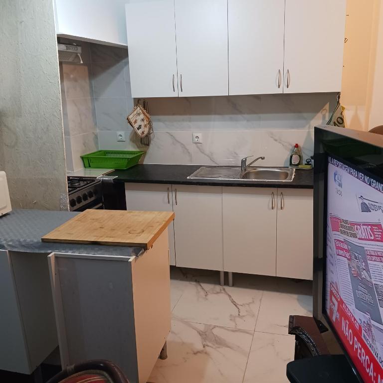 Cheap and big, 4 rooms - B&B Lisbon