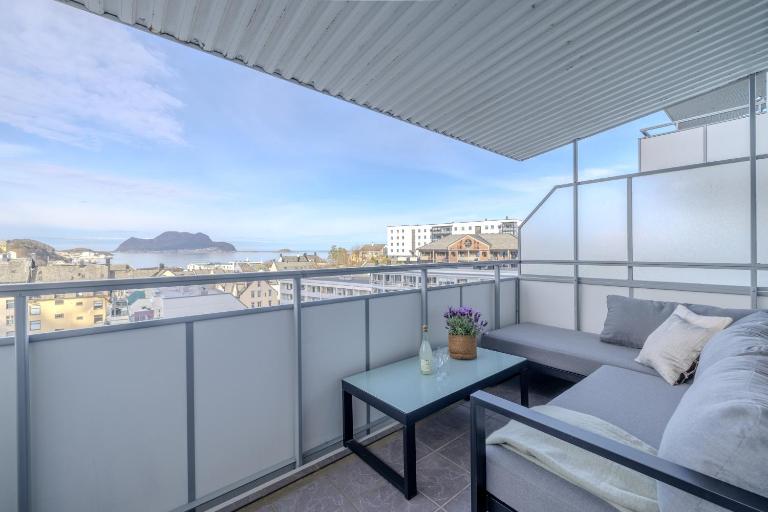 Sea & City View Apartment with Balcony in Central Ålesund Walkable Location - B&B Ålesund