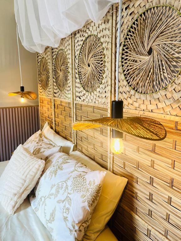 Cubao Manhattan Heights Residential Condo TC10N - Bright Studio with Pool, Balcony - Next to AliMall and SM - Walking Distance to Araneta Coliseum and Gateway Mall in Cubao Quezon City - Staycations by SMS - Bed and Breakfast Manilla