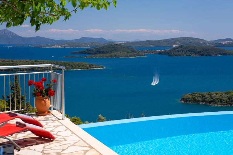Villa Samsel - amazing seaviews, infinity pool, privacy, close to the beach - B&B Nydri