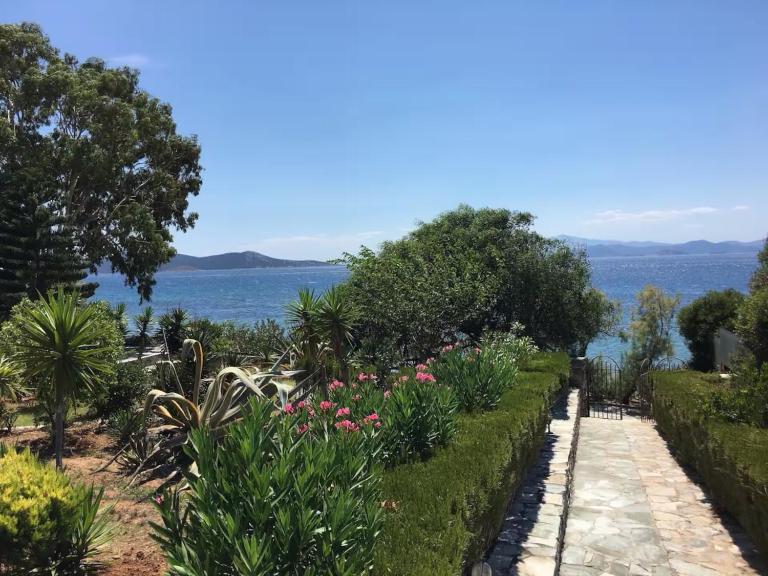 Seafront House, Private Beach, Sunset View, Diliso - Bed and Breakfast Díliso