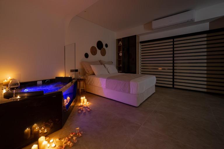 Andromeda Suite Private Jacuzzi & Cave Shower - B&B Atene