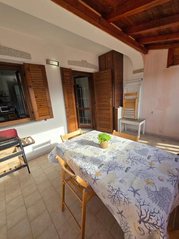 Trilocale con terrazza a Tanaunella a 20 min a piedi spiaggia - B&B Tanaunella